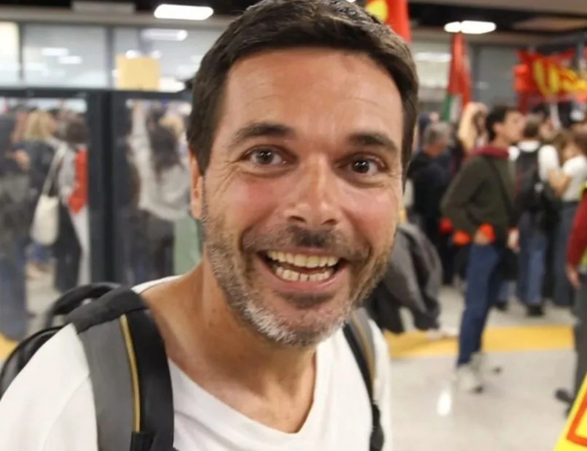 Saverio Tommasi, lo sfondone: "Aggressione fascista!". Ma a menare è un africano...