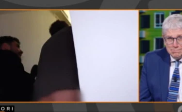 Fuori dal coro, torture e abusivi nudi: l'orrore in diretta