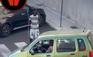 Martina Franca, prende a sprangate le auto? Intervengono i passanti: per l'africano finisce male