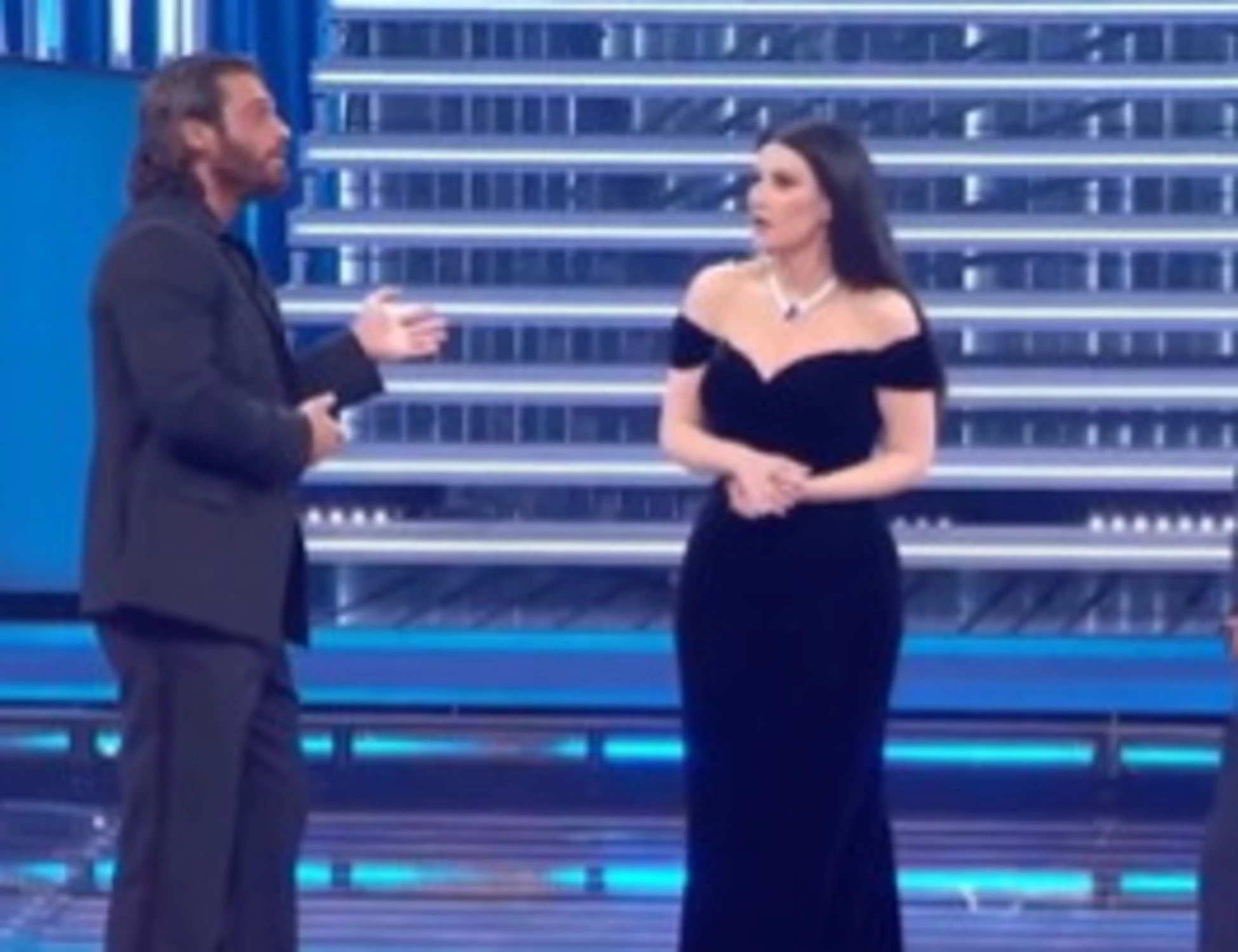 Sanremo 2026, gaffe a luci rosse di Laura Pausini: "Ce l'ho in mano", gelo all'Ariston