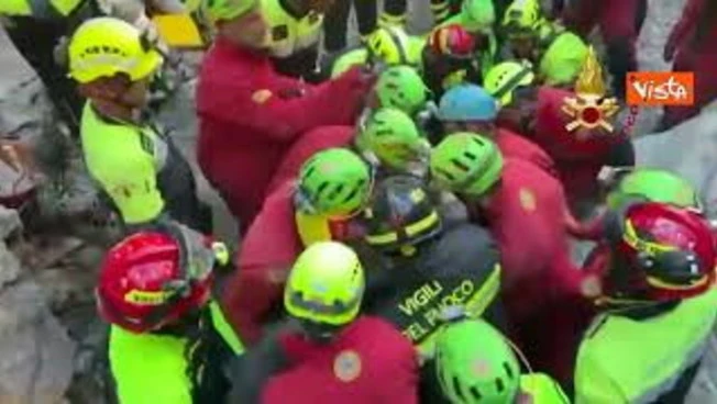 Estratto vivo speleologo bloccato in una grotta in provincia di Nuoro, l'applauso dopo salvataggio
