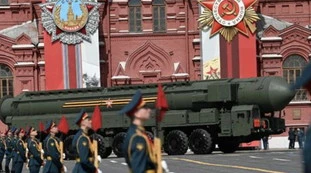 RS-24 Yars, "perché Putin ha deciso di portarlo in piazza": la mossa disperata col più potente missile nucleare