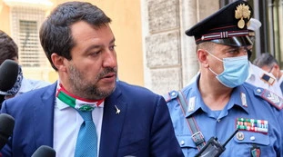 Matteo Salvini contro Conte e Lamorgese: "Bastonate agli italiani e 375 milioni di euro a coop e clandestini"