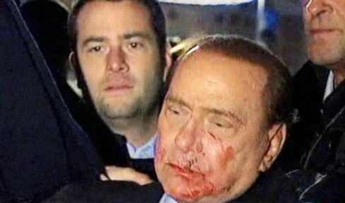Massacrò Berlusconi con una statuetta: la decisione clamorosa dei giudici