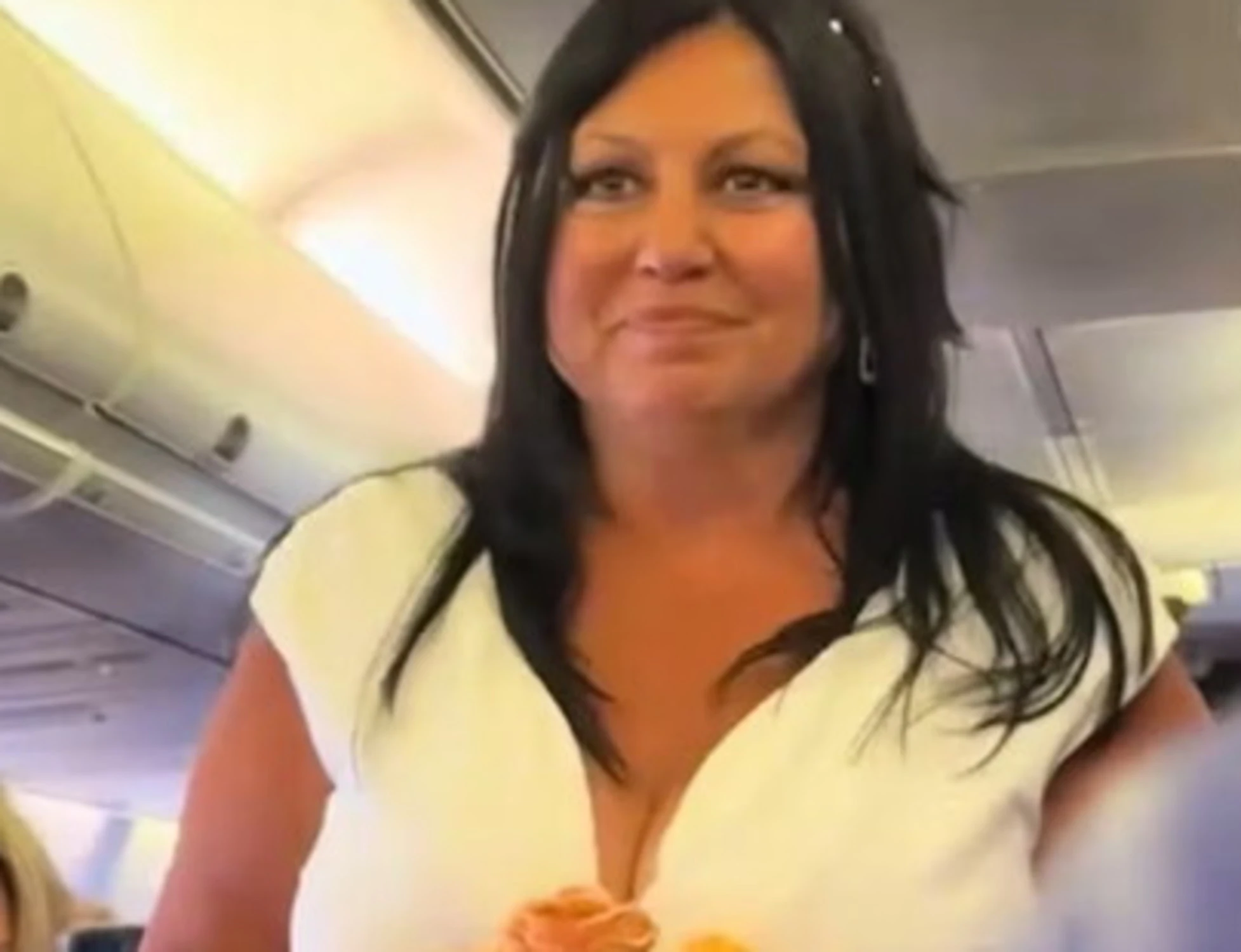 Tina e Roger si sposano sull'aereo. Ma in bagno... Grosso imbarazzo