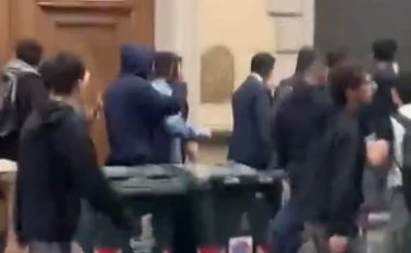 Torino, il coreo anti-Vannacci accerchia un militante: squadrismo rosso, interviene la Digos
