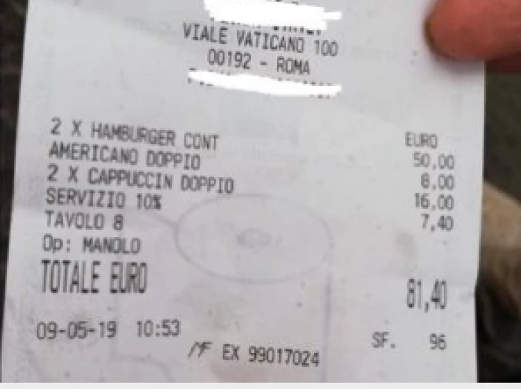 Roma, turisti truffati: conto-choc per due hamburger e due cappuccini, lo scontrino diventa virale