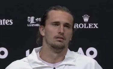 Australian Open, Zverev sbrocca in pubblico: "Sempre queste str***e?"