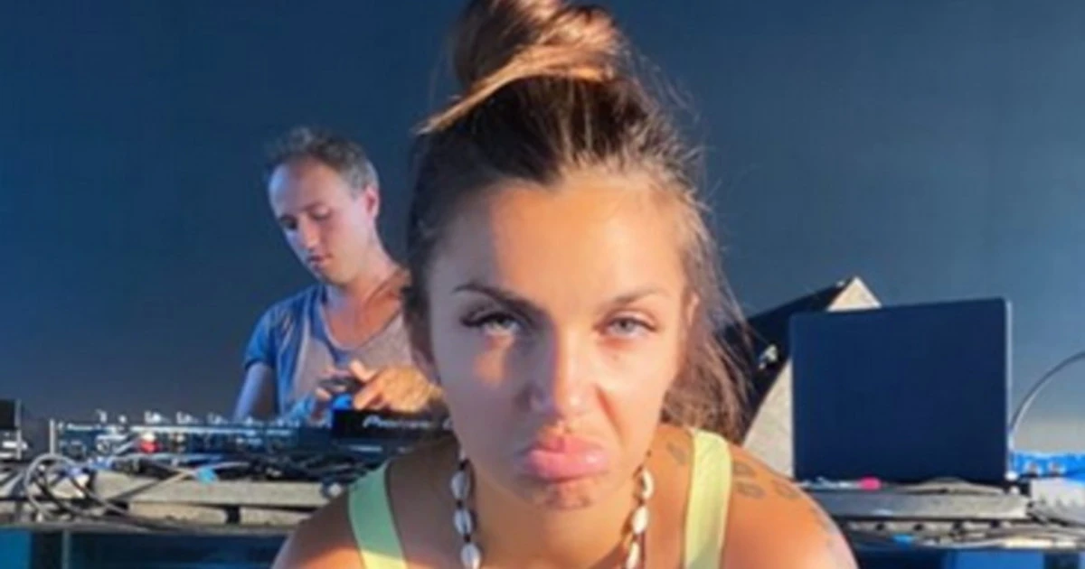 Elettra Lamborghini fa il test sul coronavirus: "Non c'è Coviddi". Massacrata di insulti