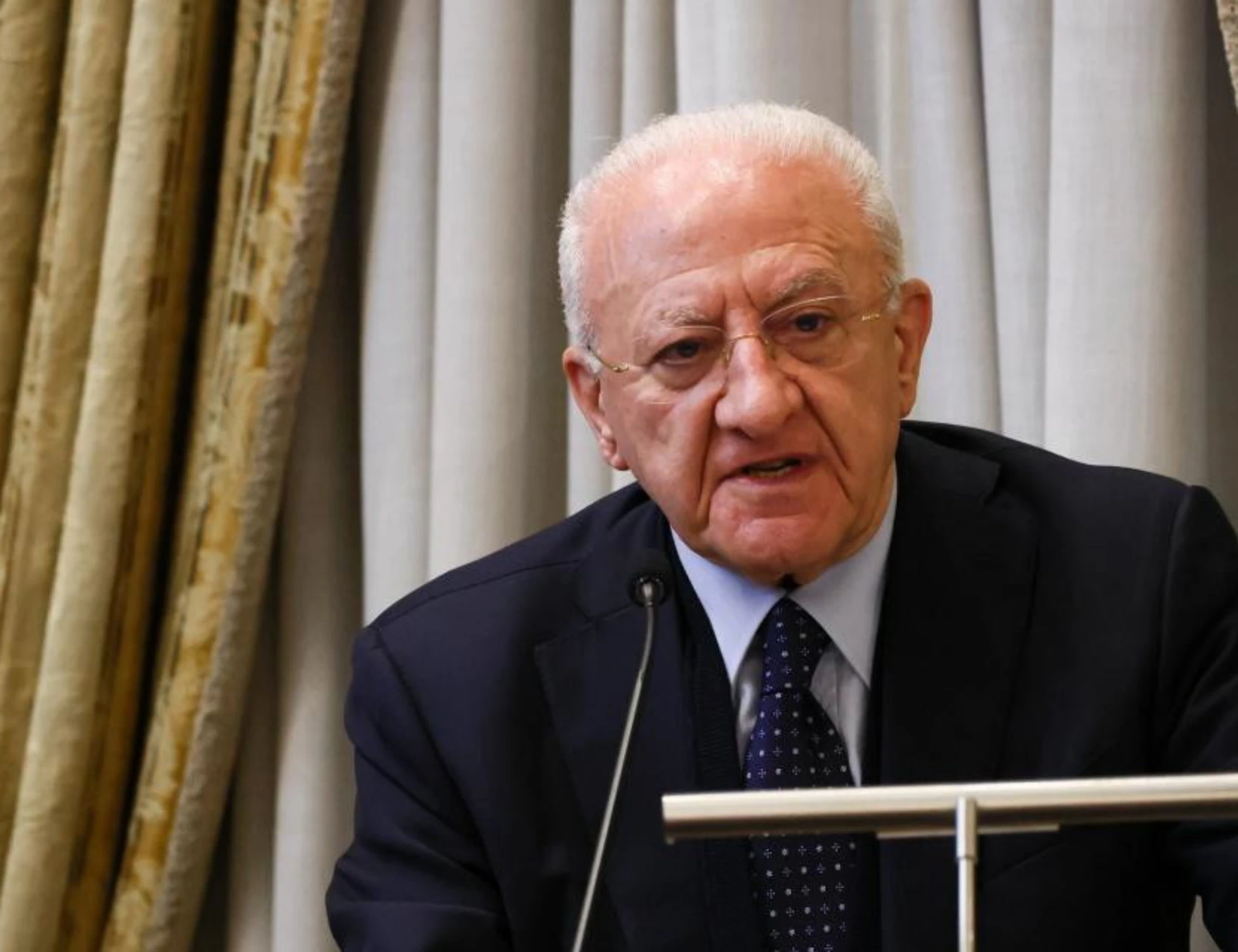 Vincenzo De Luca, che figuraccia: le Covid-card arrivano ora (con 4 anni di ritardo)