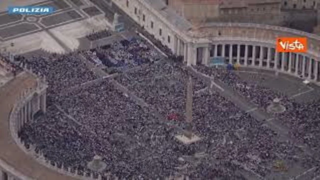 Piazza San Pietro gremita per il primo Angelus Papa, la vista dall'elicottero della Polizia di Stato
