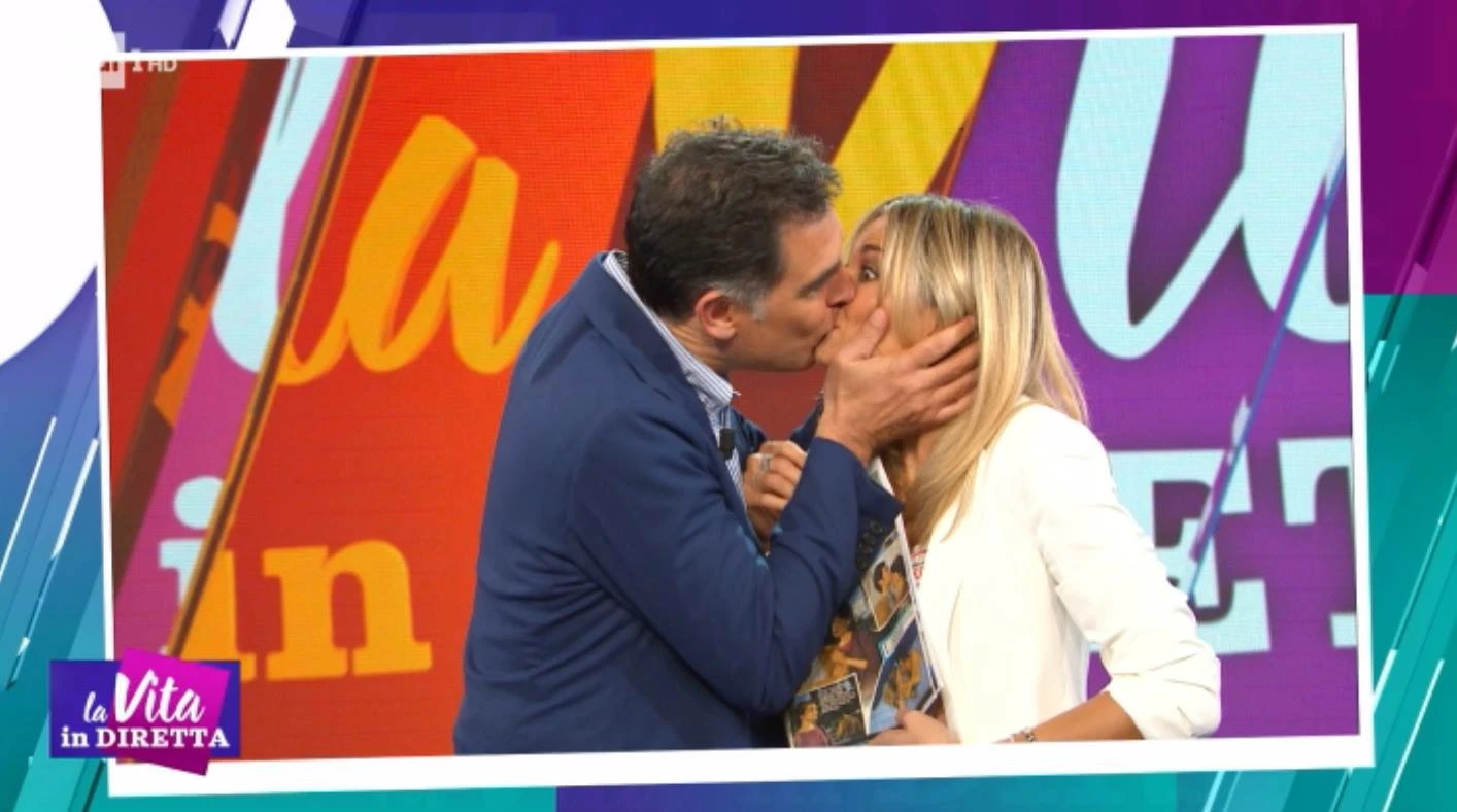 La vita in diretta, Tiberio Timperi fuori controllo con Francesca Fialdini: il clamoroso bacio in tv