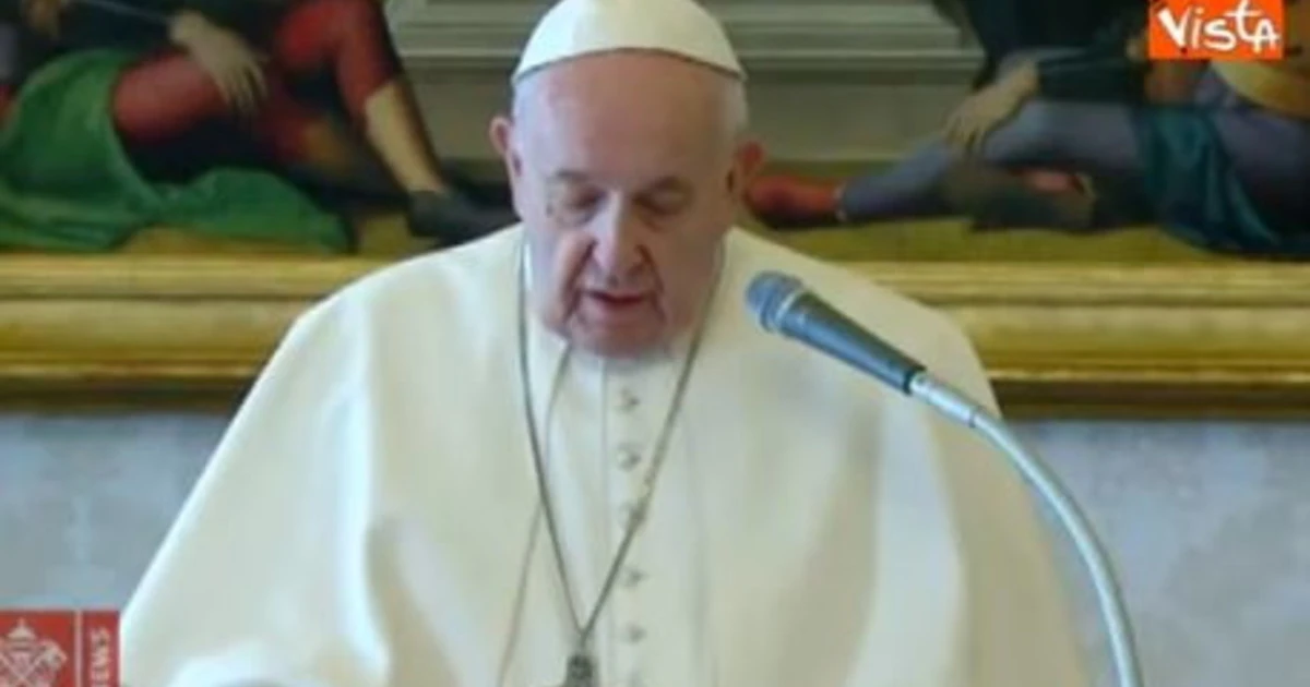 Papa Francesco e il coronavirus, il gesto di "rivolta" in diretta dallo studio di San Pietro: si affaccia alla finestra