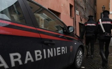 Nigerijec s sekiro napadel karabinjerje, preiskava primera Garlasco se zapleta