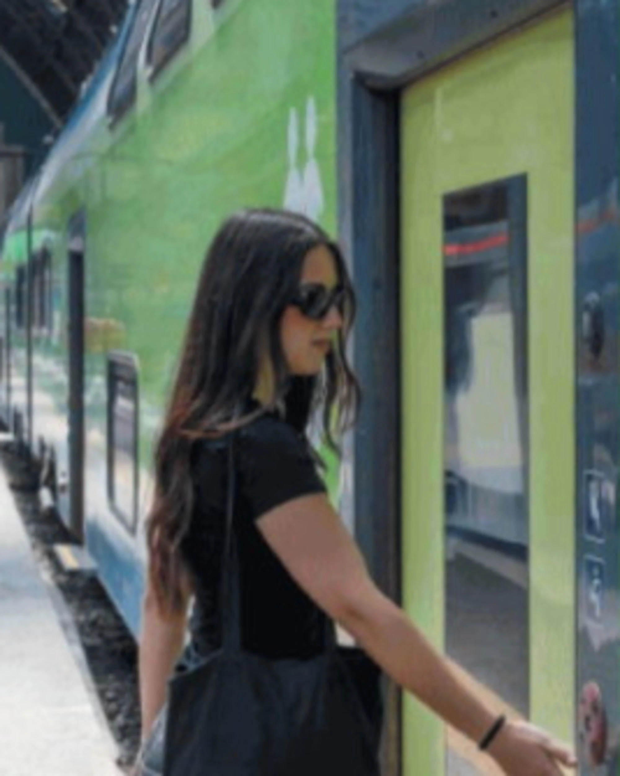 La Gen Z va in treno e bacchetta i boomer