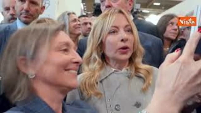 Bagno di folla, brindisi e selfie, la visita della premier Meloni al Vinitaly