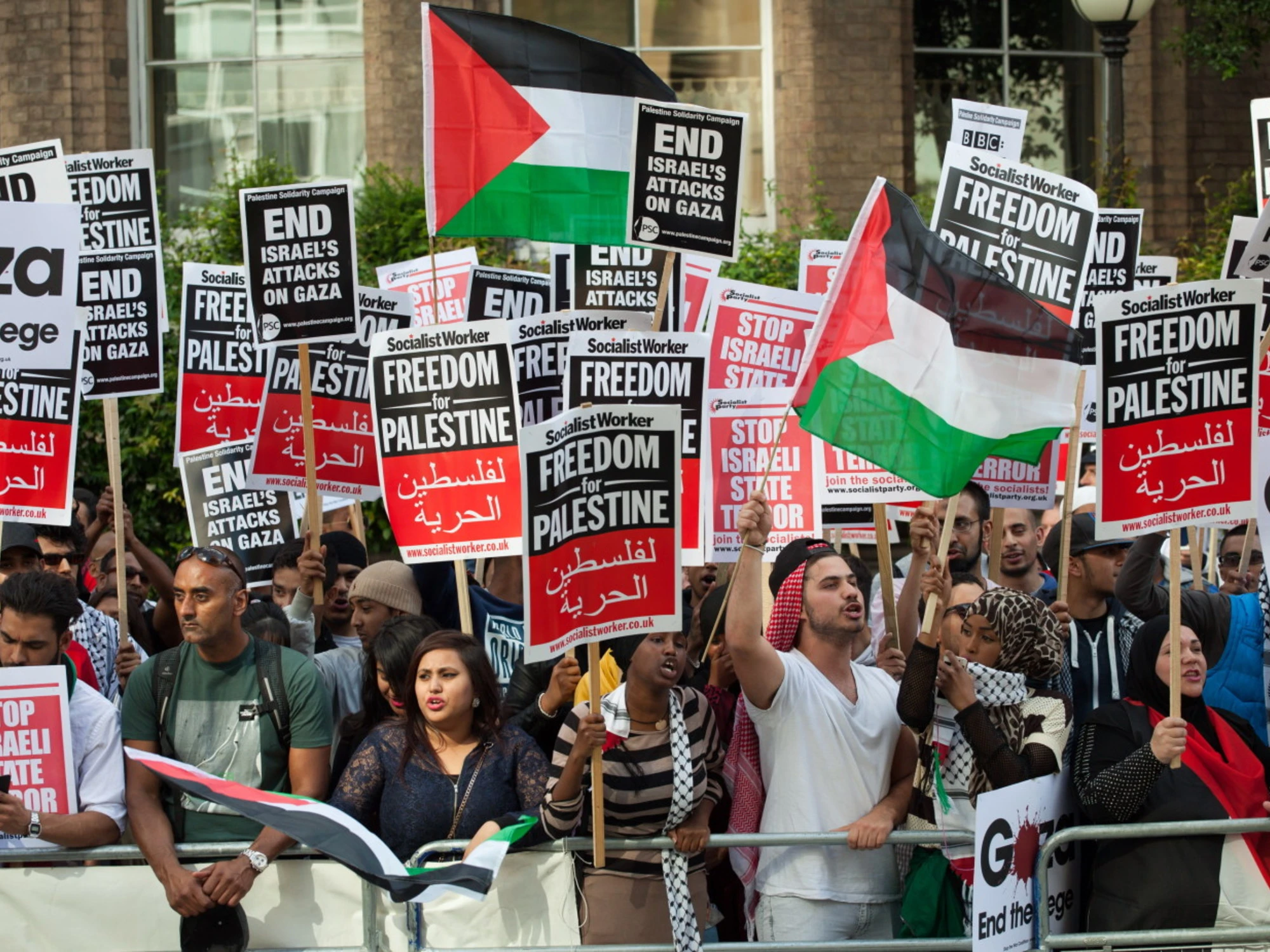 Gli intellò rossi hanno tolto l'eskimo: in redazione ora va la kefiah