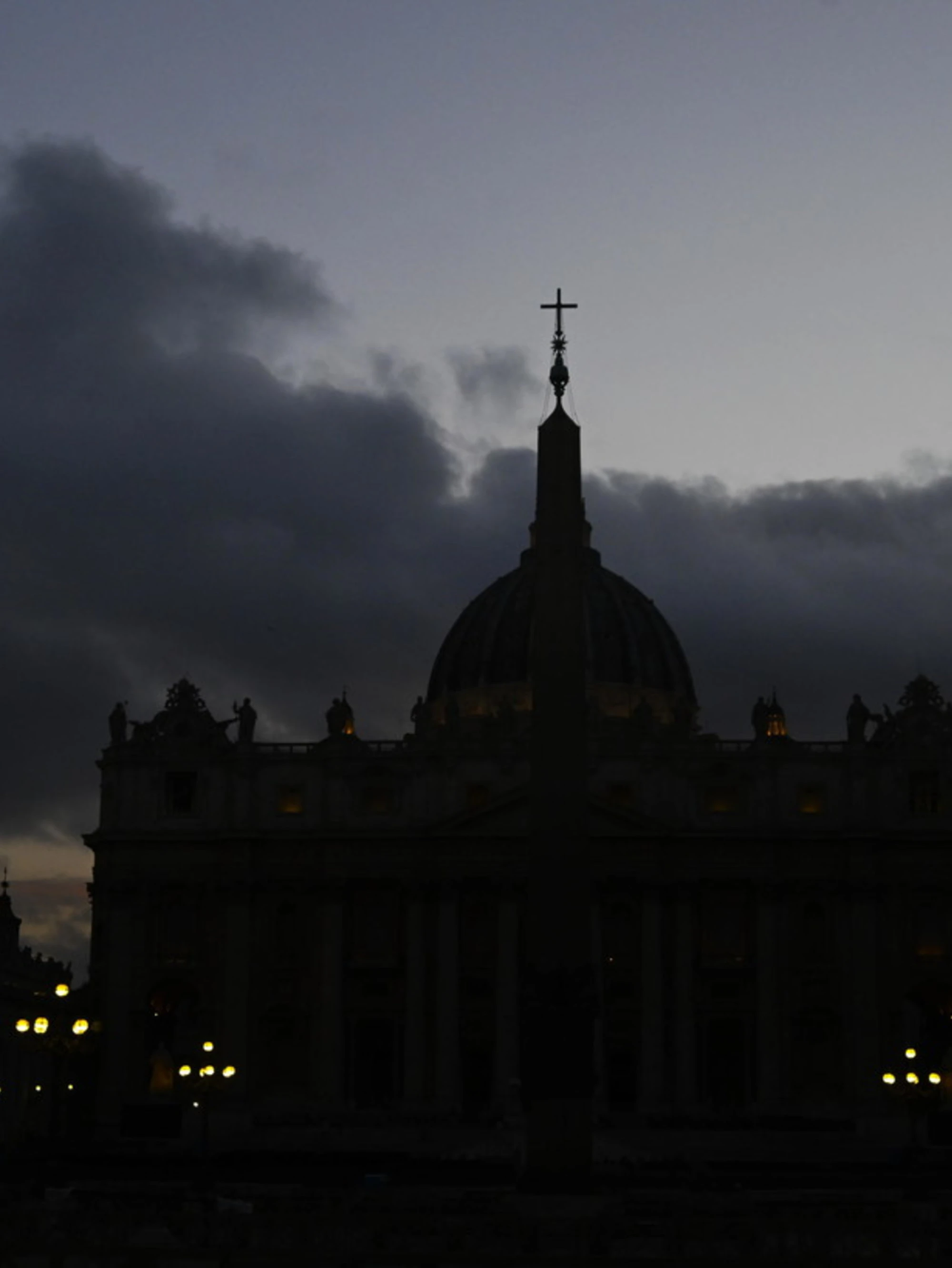La donna misteriosa e l'anello di Bergoglio: scoppia il caso