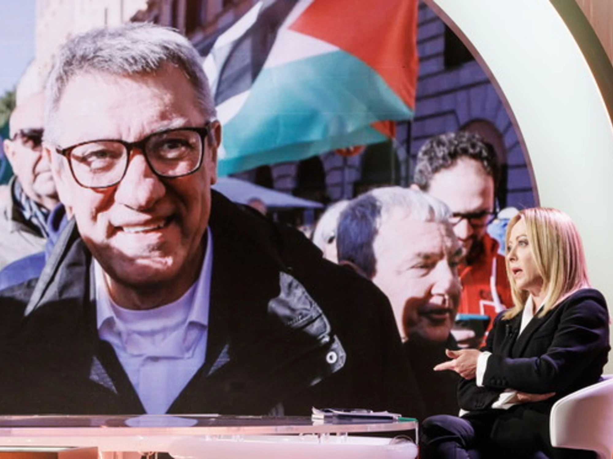 Manovra, la destra taglia le tasse e Landini va in piazza