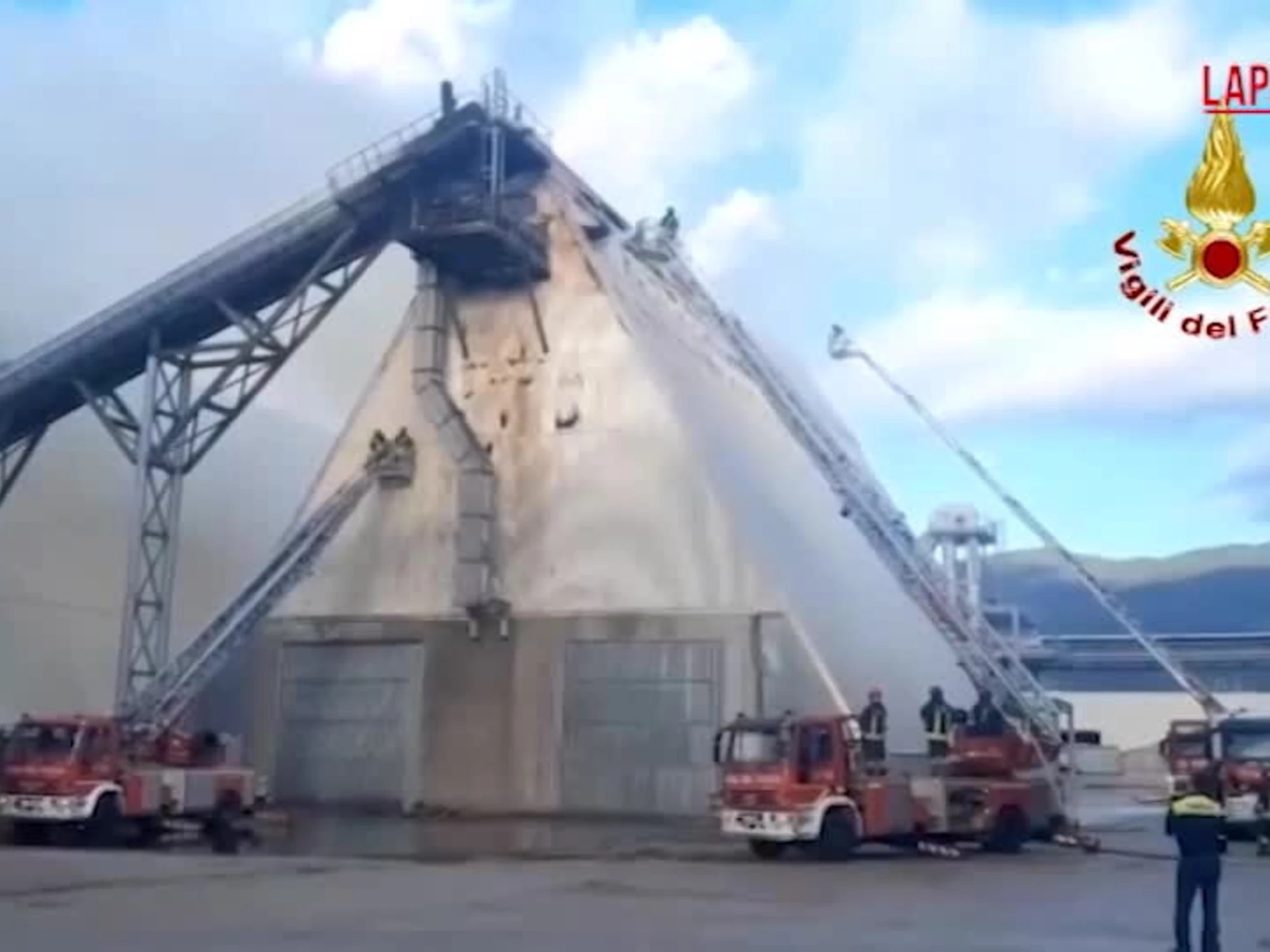 Udine, fiamme nel deposito di una fabbrica di mobili