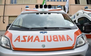 Modena, auto a folle velocità falcia decine di persone: ci sono feriti gravi