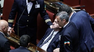 Angelo Bonelli, malore in aula: stop alla seduta