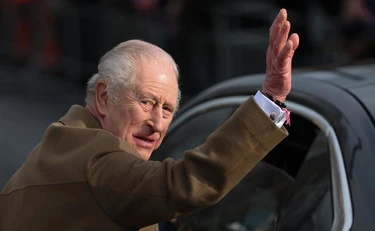 Epstein, le mail che possono far crollare Re Carlo: Regno Unito sotto choc