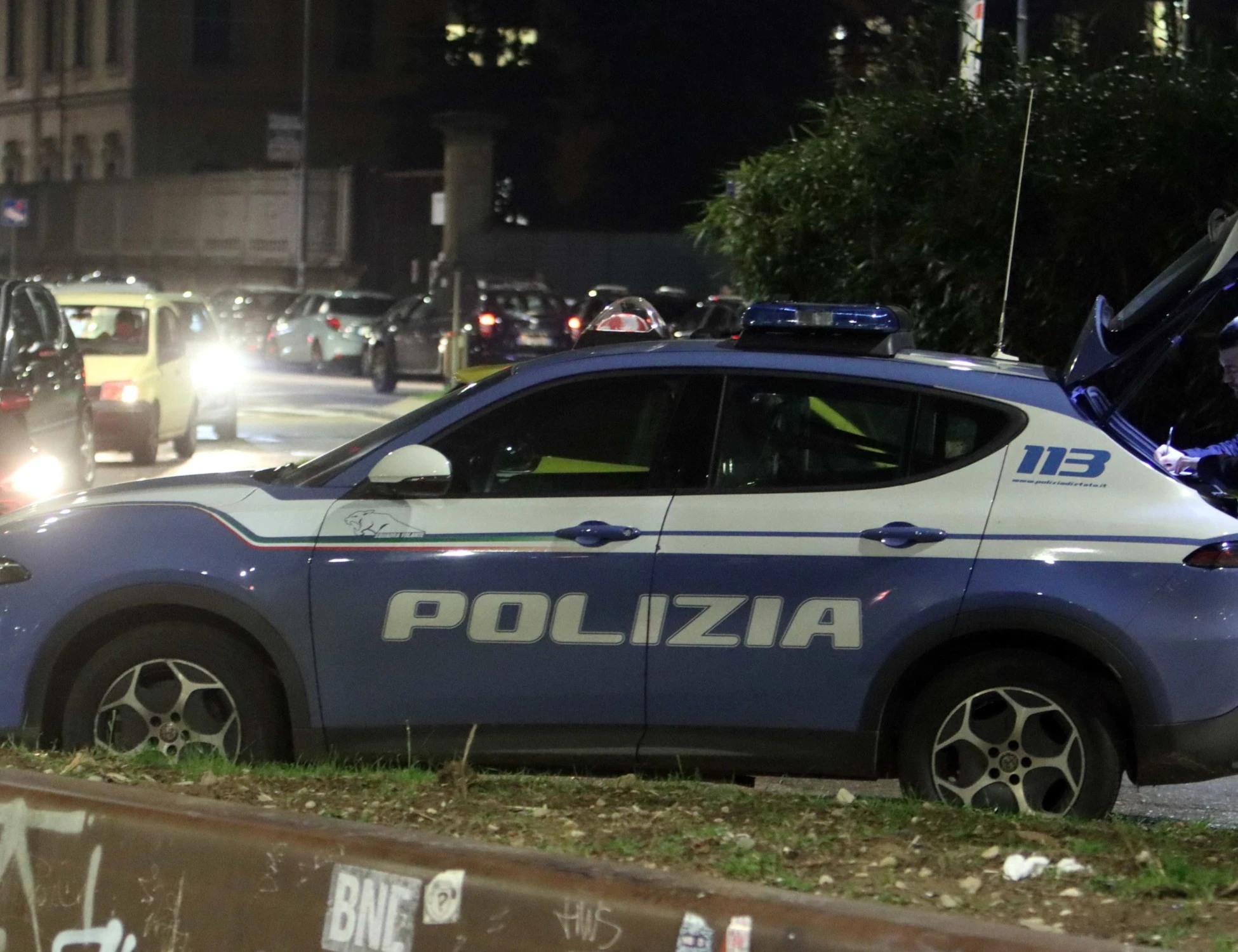 Como, tunisino aggredisce gli agenti e sfascia la volante