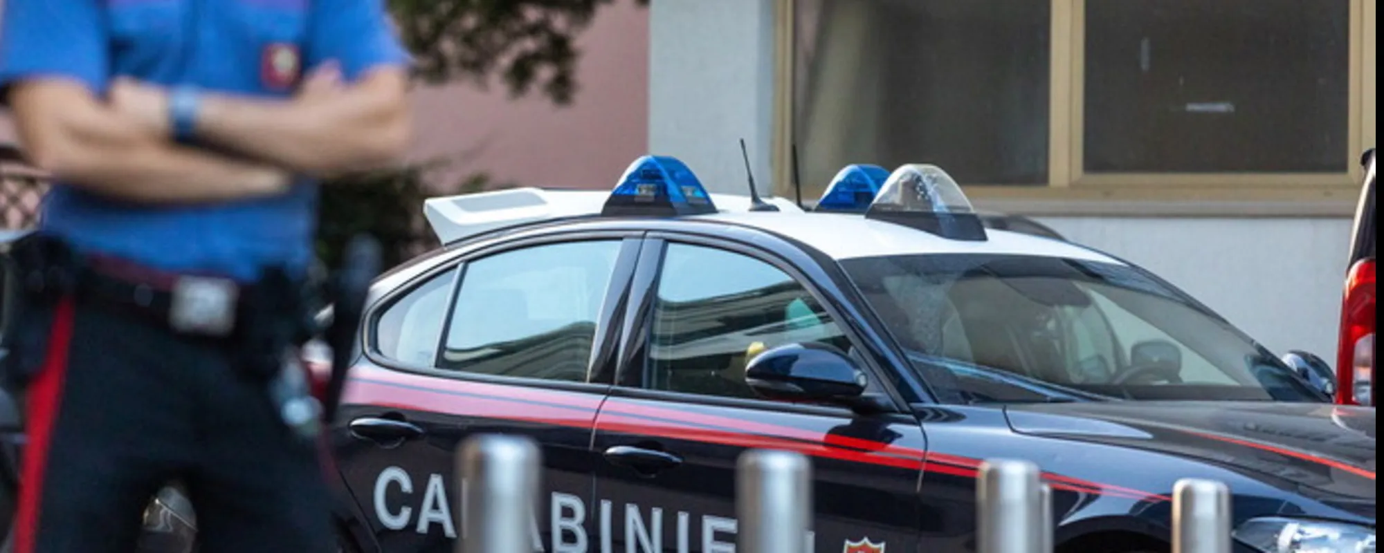 Pugni calci, auto danneggiata: trans aggredisce 3 carabinieri