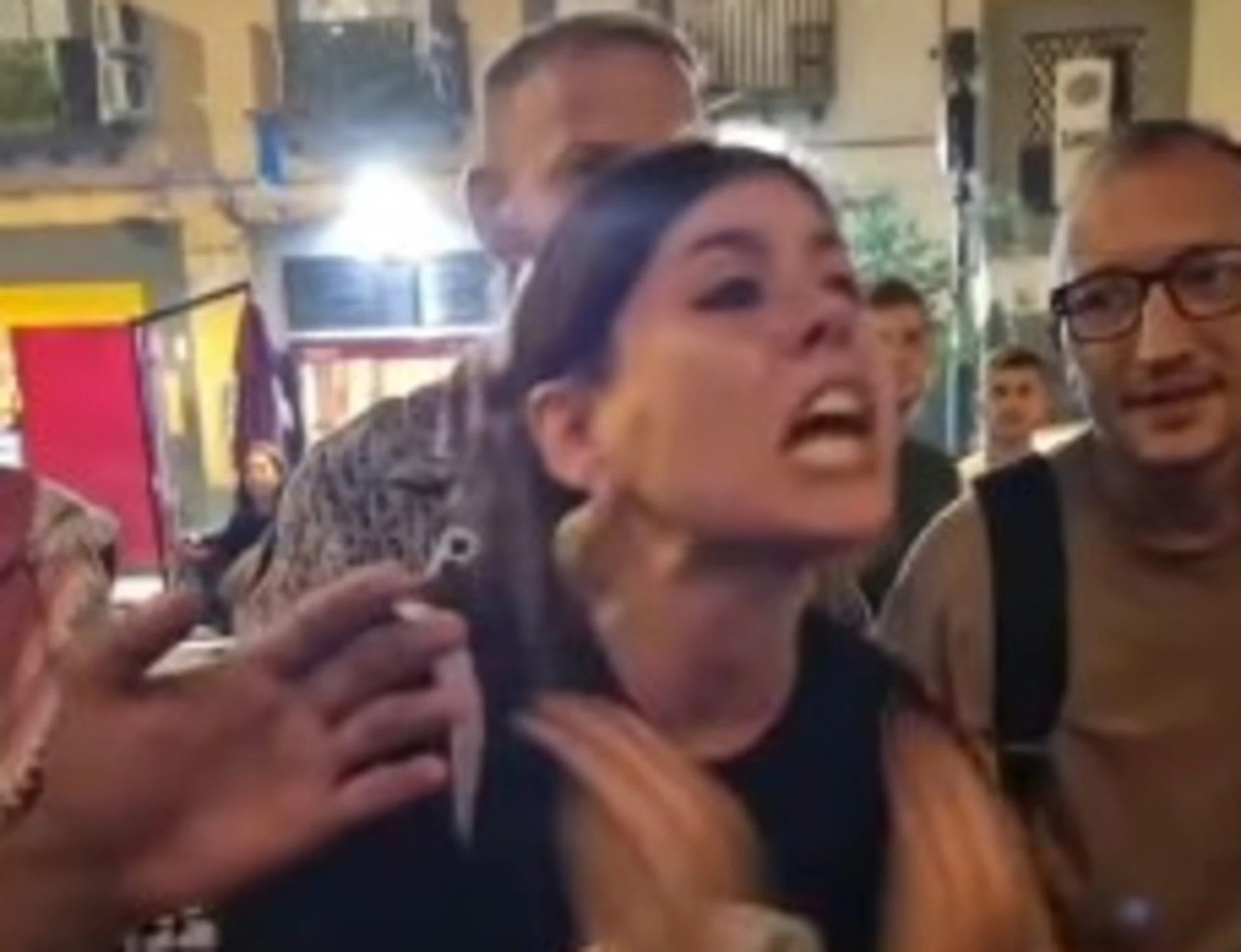 Napoli, scoppia la rissa tra Borrelli e Potere al Popolo per una sigaretta