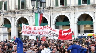 Una giornata a spasso tra i deliri dei cortei rossi