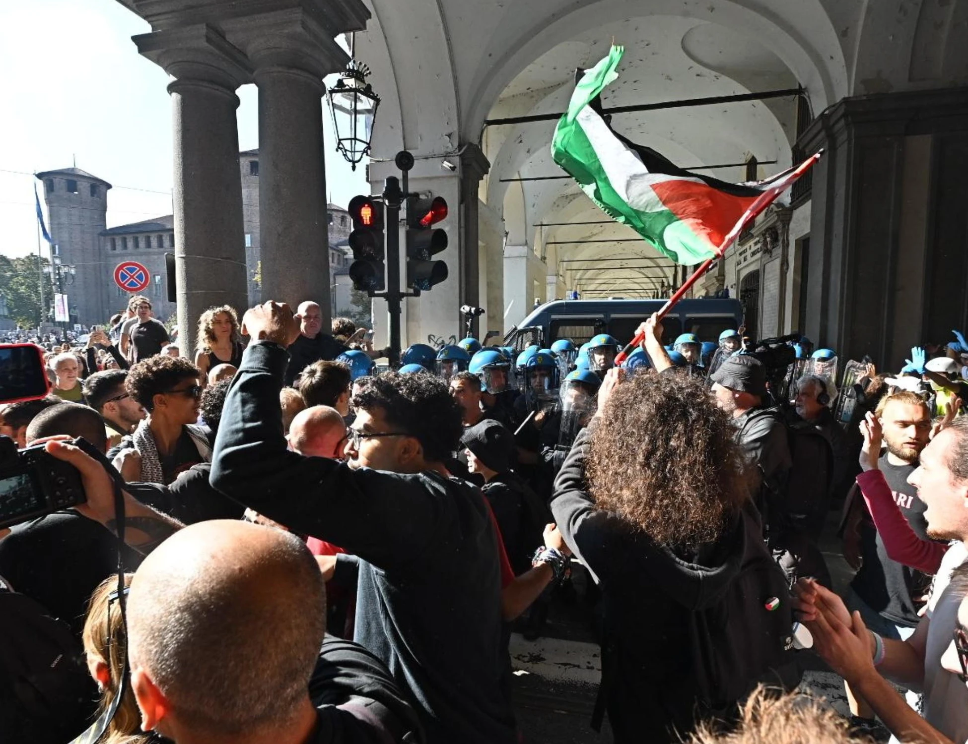 Corteo pro-pal, Montaruli (FdI): "Giovani pd in piazza chi sfonda polizia e viola ordinanze prefetto"