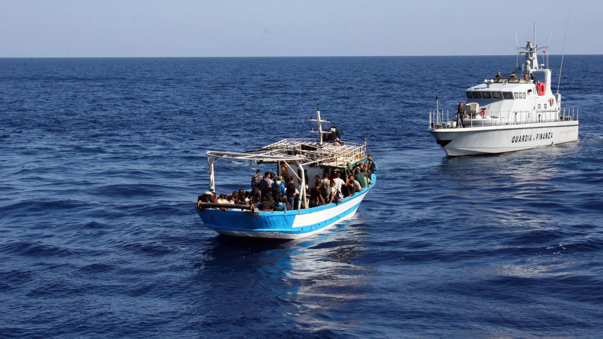 Immigrazione, la battaglia della Finanza: ferma uno scafista a settimana