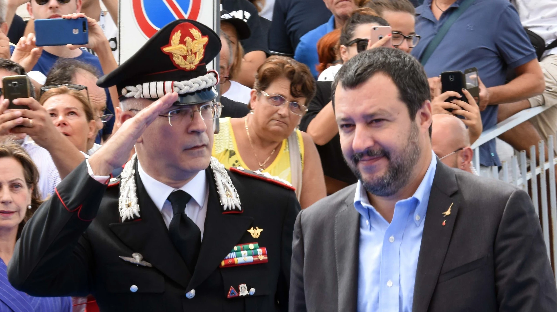 Matteo Salvini: "Io, uno sbirro orgoglioso". Schiaffo ai sinistri, la frase epocale sulle divise