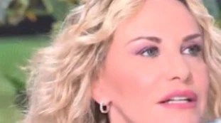 Antonella Clerici, vampate di calore in diretta: imbarazzo in studio, lei gela tutti