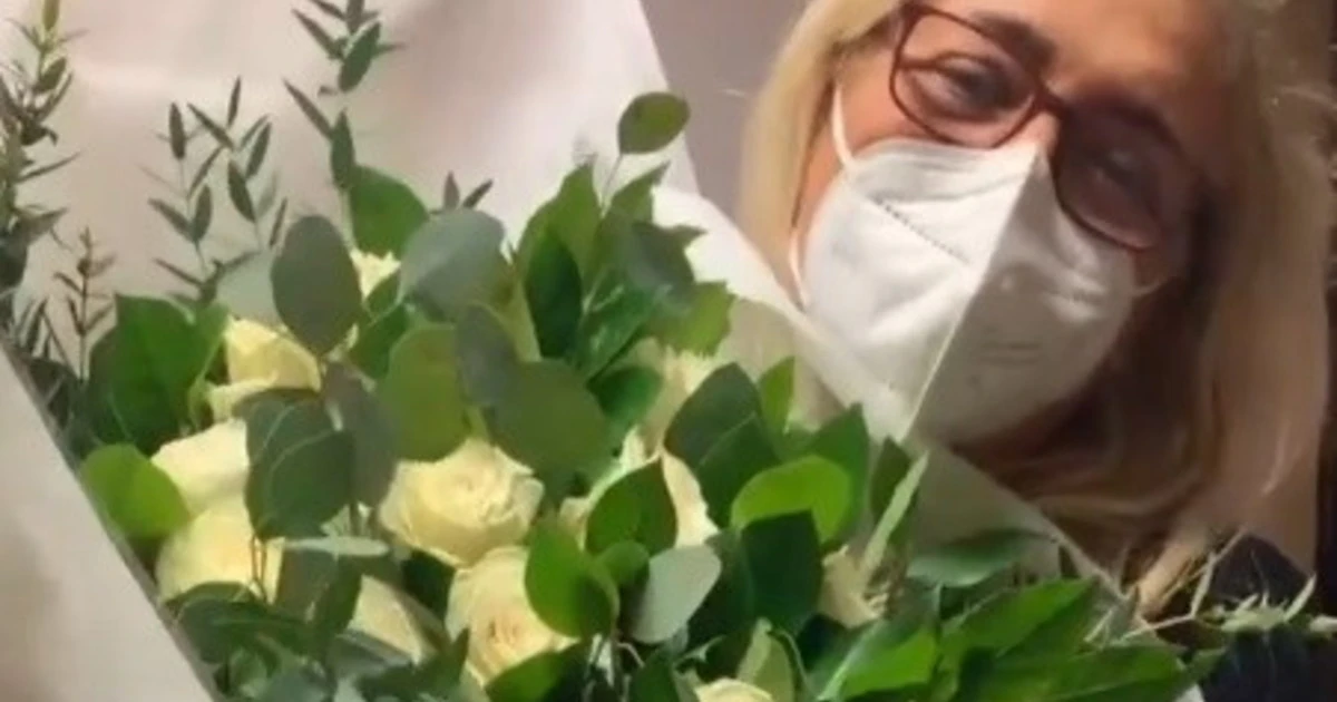 Domenica In, a pochi minuti dalla diretta Mara Venier riceve queste rose. Il mittente? Terremoto in Rai
