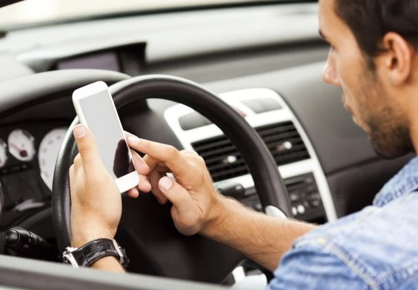Telefonino in auto, boom di multe da vigili in borghese