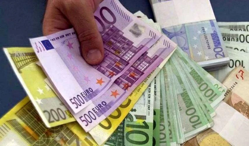La grande rapina dell'euro:ci costa uno stipendio l'anno
