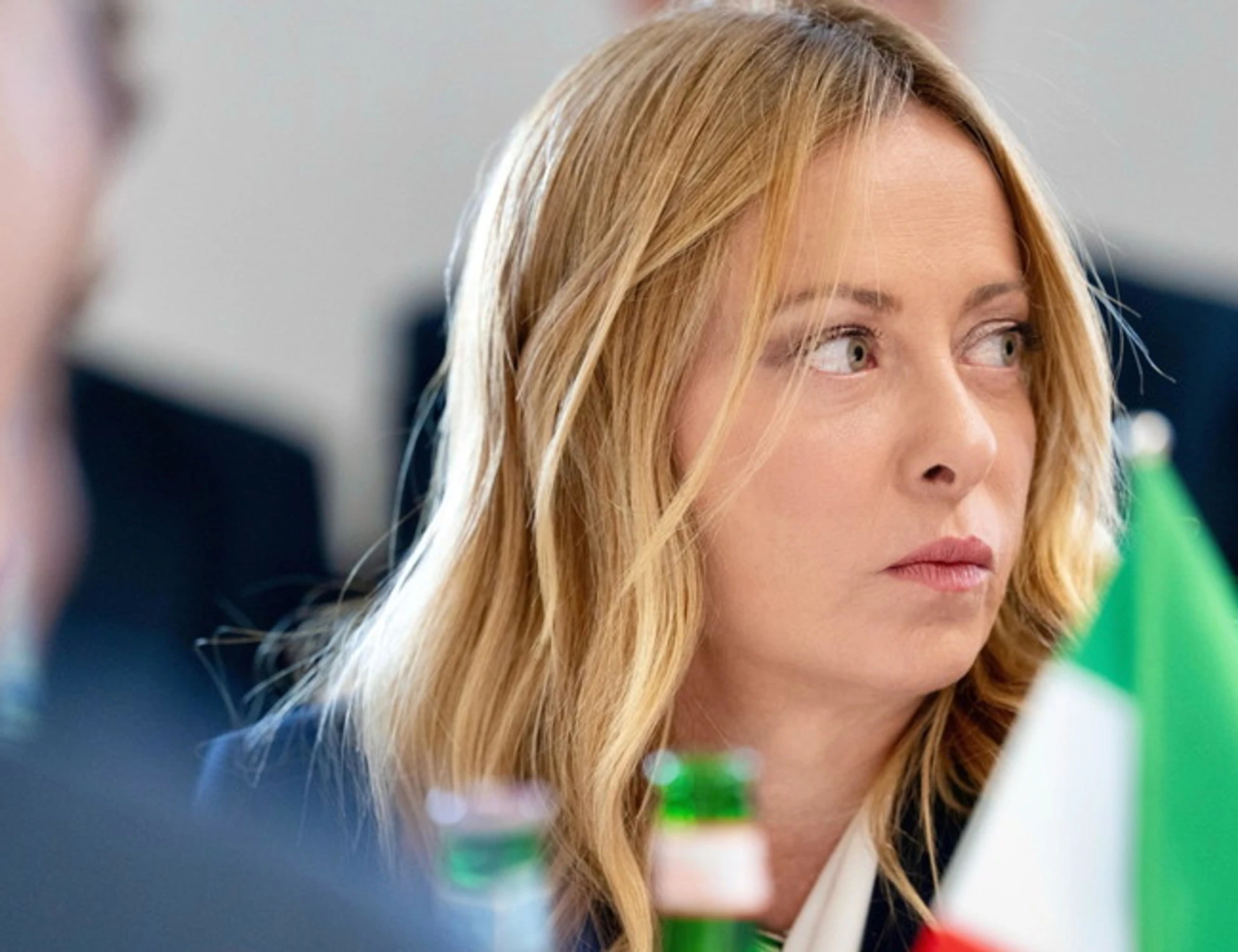 Tensioni e violenze a Milano, Meloni: "Il silenzio non è accettabile", sinistra all'angolo