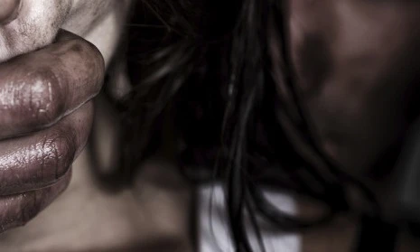 Roma, tunisino stupra barista: una violenza terrificante, il dito ridotto in brandelli per non farla urlare