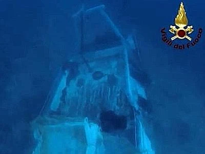 Lampedusa, ritrovati 17 cadaveri. Il sub: "Nel relitto corpi a grappoli"