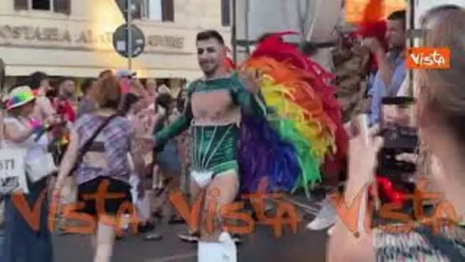 Leggi l'articolo: Costumi colorati, paillettes e piume, ventagli arcobaleno. I look del Pride di Roma