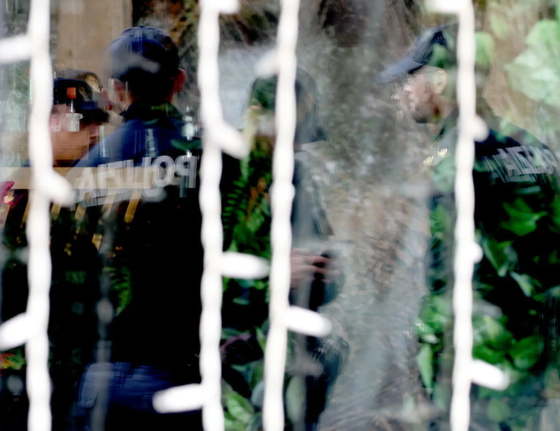 Leggi l'articolo: Nuda e con un coltello minaccia e terrorizza i passanti: arriva la polizia, finisce male