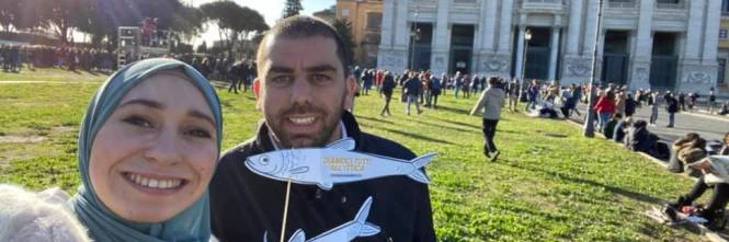 Sardine, di chi è moglie la donna con il velo che insulta Matteo Salvini: c'è dietro Hamas