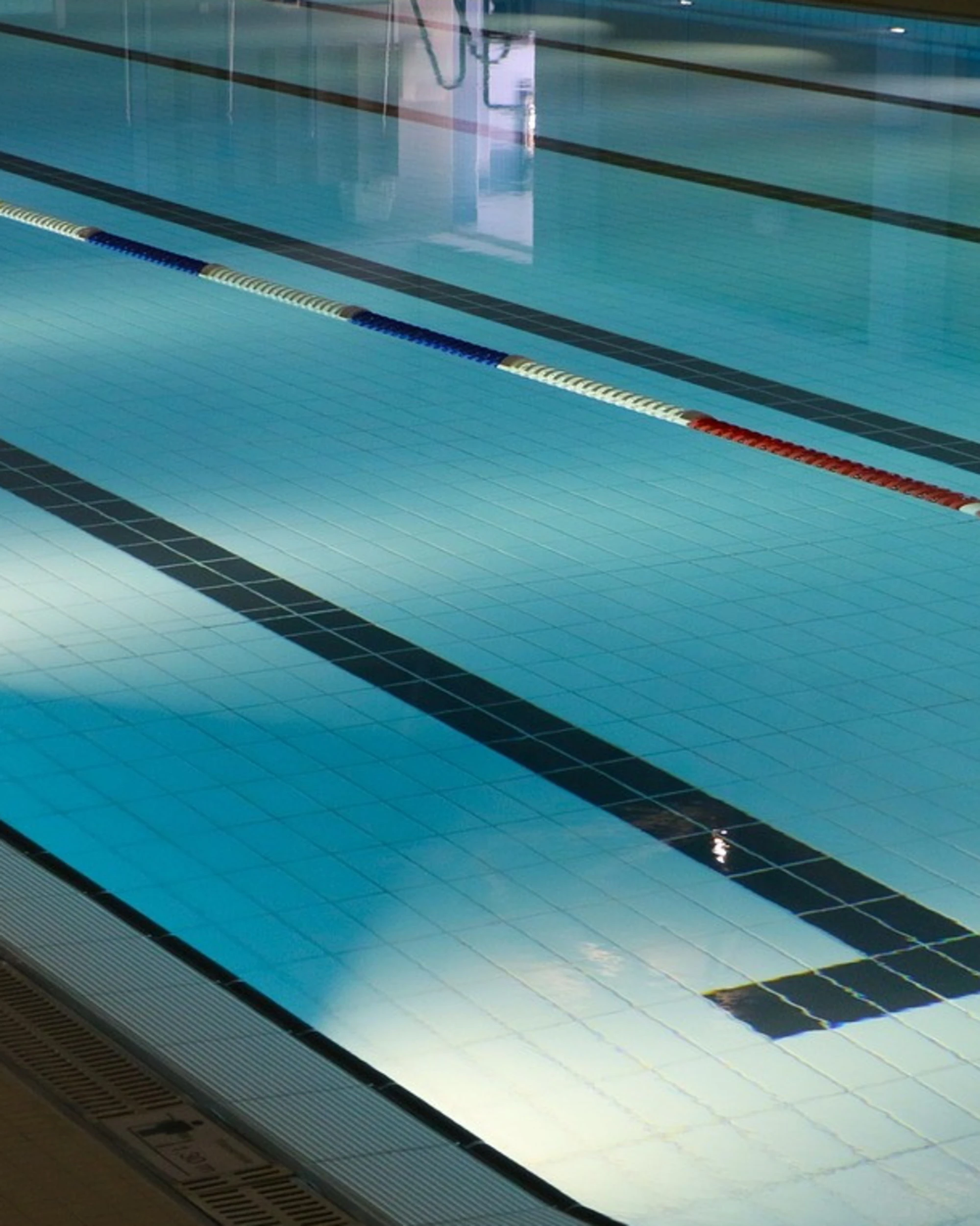 Roma, il bagno in piscina si trasforma in un incubo: cinque bambini intossicati