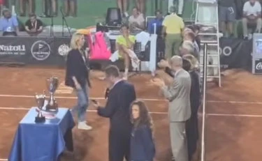 Silvia Salis travolta dai fischi nella sua Genova: il momento più duro