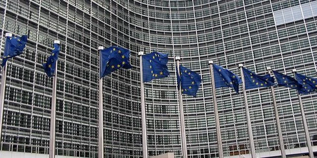 Polonia a rischio nell'Unione europea, la Commissione propone sanzioni contro Varsavia
