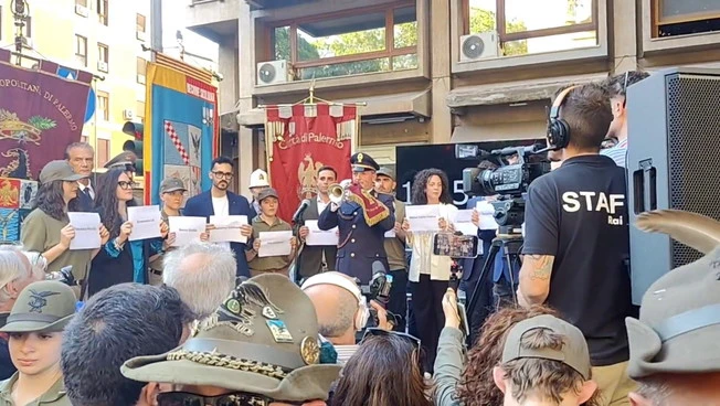 34 anni fa la strage di Capaci, il minuto di silenzio all'albero Falcone