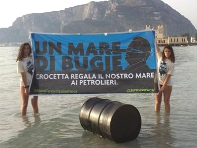 A Mondello gli attivisti di Greenpeace per dire stop alle trivelle in Sicilia