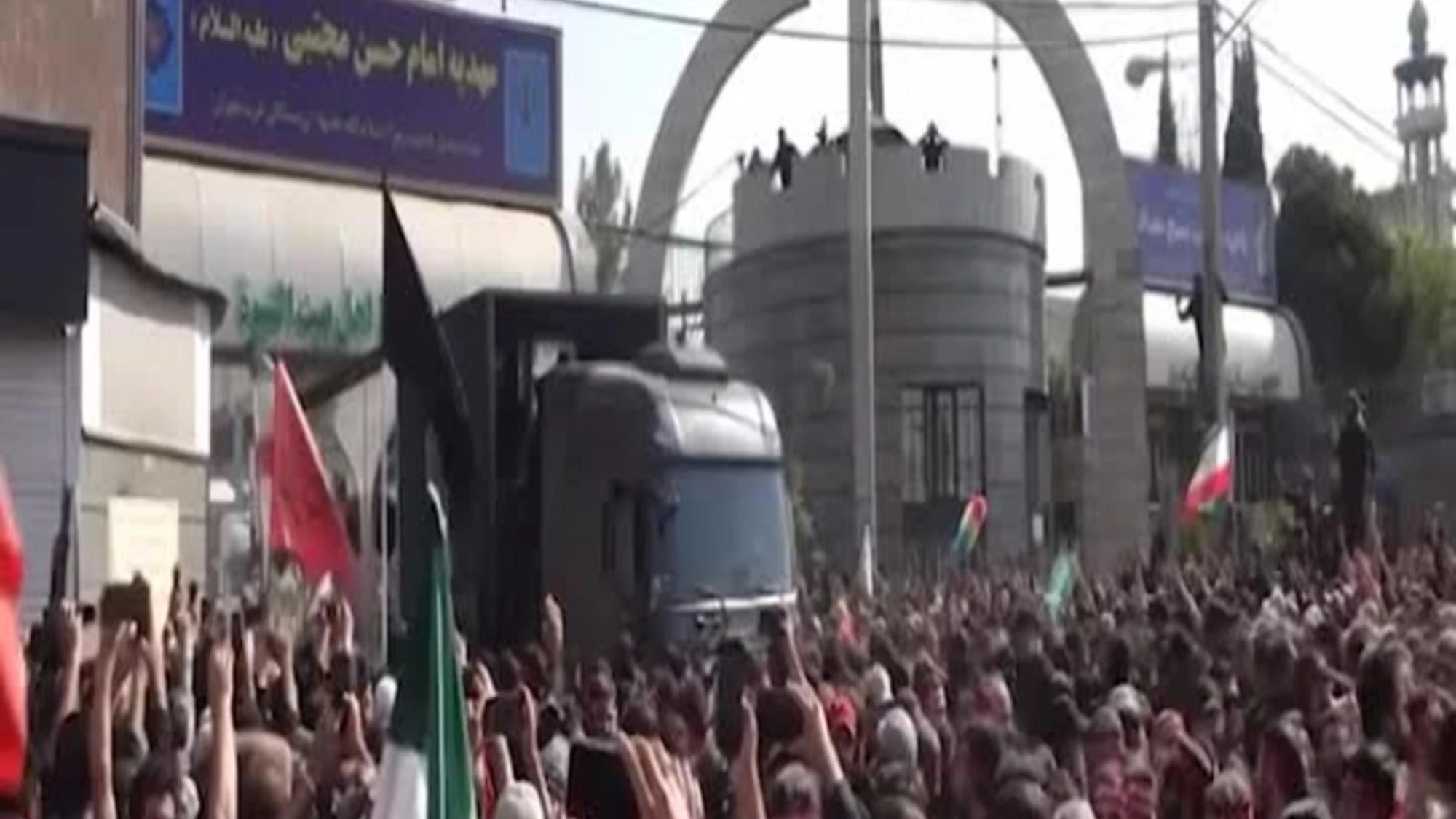 Iran, la bara di Ali Khamenei tra la folla di fedeli